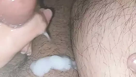 Erkek arkadaşım onu sikmemi istedi ve dışarıda elimde boşalıyor