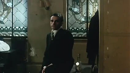 Beyaz saten külotlu bir kız