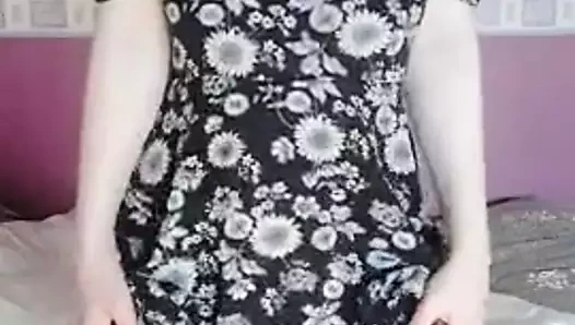 Kızıl saçlı yazlık elbisesinin altında nazikçe gösteriyor