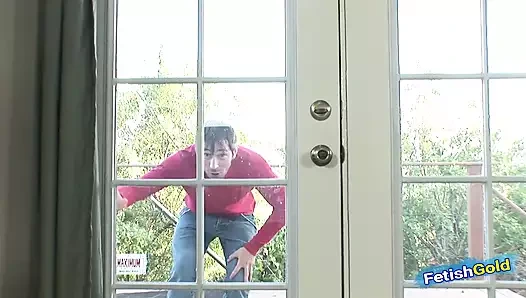 Sarışın kız komşuslarının onu izlediğini öğreniyor, yakalıyor ve sikiyor