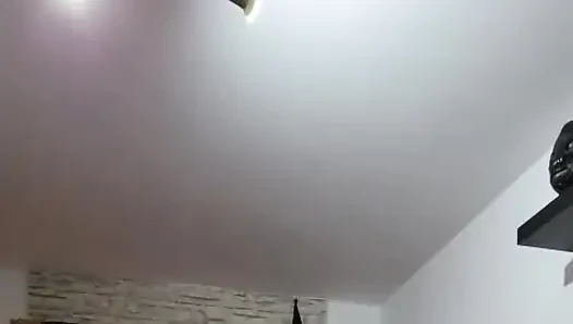Orta yaşlı seksi kadın amcığını parmaklıyor ve fışkırtarak orgazm oluyor