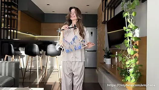 Ateşli esmer Amy Haze ile transparan seksi iç çamaşırlı çıplak deneme