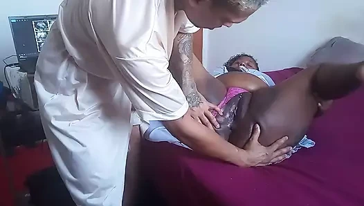 Pembe külotlu sert yaraklı hamile üvey anne