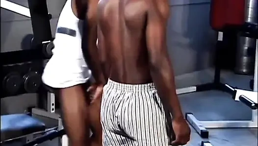 Spor salonunda zenci eşcinsel aşkı... Göt sikişi büyük siyah yarak emiyor