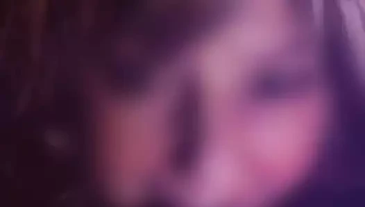 Karısı bazı pratik tekrarları alıyor.