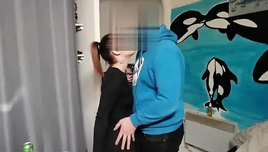 Bu kısa sürtük büyük bir domuz tarafından sikilir. Karı için her şeyi yapmaya hazır. Ben onu siktim, o koklarken.
