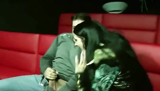 Bu Fransız hatun sinemada büyük miktarda döl alıyor