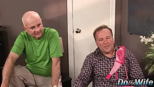 Yaramaz evli kadın Veronica Avluv işe yaramaz gavatının önünde sikişiyor