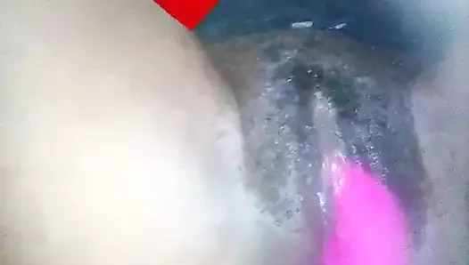 Kenyalı kız oynama ile kedi