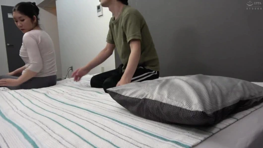 Ona masaj yaparken pantolonumu indiriyorum... - part.1