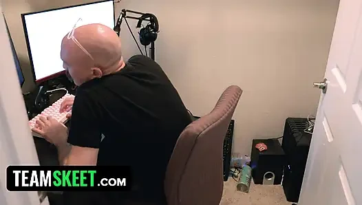 Yaramaz şakalar seksi genç Rebecca Vanguard'ın azgın olmasını sağlıyor