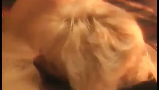 Seksi sürtük sarışın arkadaşlarını güzel şımarık göğüslerini yalıyor