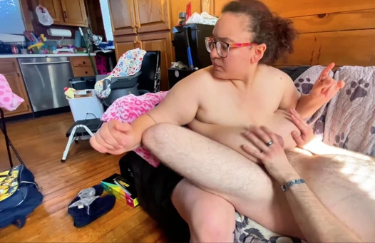 Büyük memeli zenci büyük yarağı yutuyor ve meme sikiyor