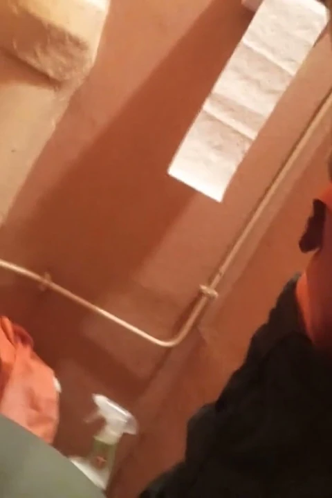 Sabah odunuyla nasıl işenir, twink'in sert yarağını ve tam bir idrar kesesini bozuyor