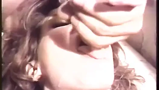 Seksi hatun büyük bir yarakla derinden penetrasyonlu sikişiyor