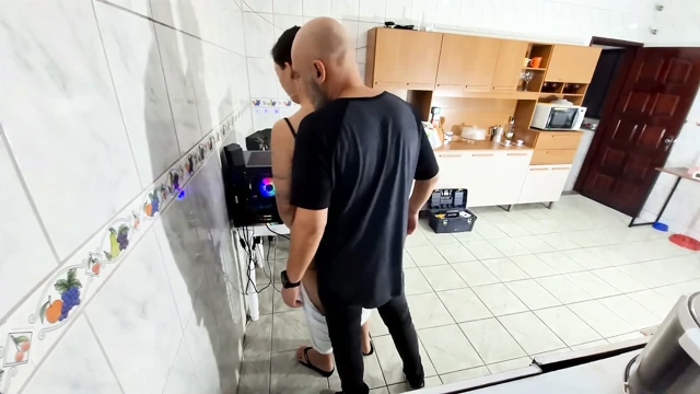 Yaramaz evli kadın sadece havlu giyerken tamirciyi karşılıyor ve dölü yutuyor.