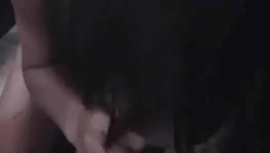 Olgun esmer orta yaşlı seksi kadın kalın yarağı derine alıyor ve damlatıyor