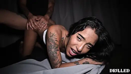 Azgın üvey kız kardeşimin orgazma ihtiyacı var