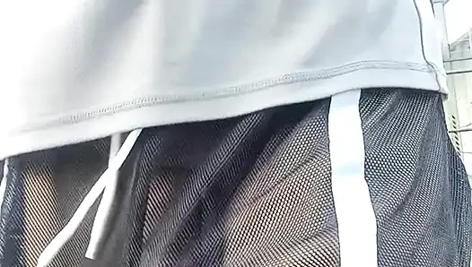 Herkesin içinde tamamen transparan şort içinde saklanacak bir yer yokken serbest!