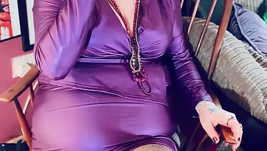 Lezzetli bir glam Tina Snua bir kibritle bir tutağa bir sigara yakıyor - sigara içen sigara içiyor