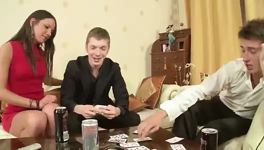 Şanslı kız her iki delikten de sikiliyor