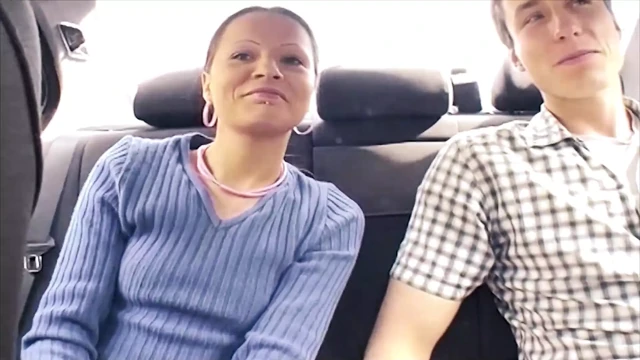 Seksi bir Alman kız daha önce hiç olmadığı kadar sert bir horoz yapıyor