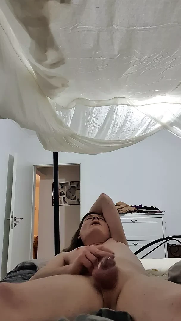 Кроссдрессер Chastity мастурбирует