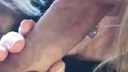 Büyükanne büyük bir şaftı derin boğaza sokmayı seviyor ve üzerinde oturuyor