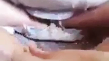 Bir ölüm perisi gibi fışkırıyor ve çığlık atıyor