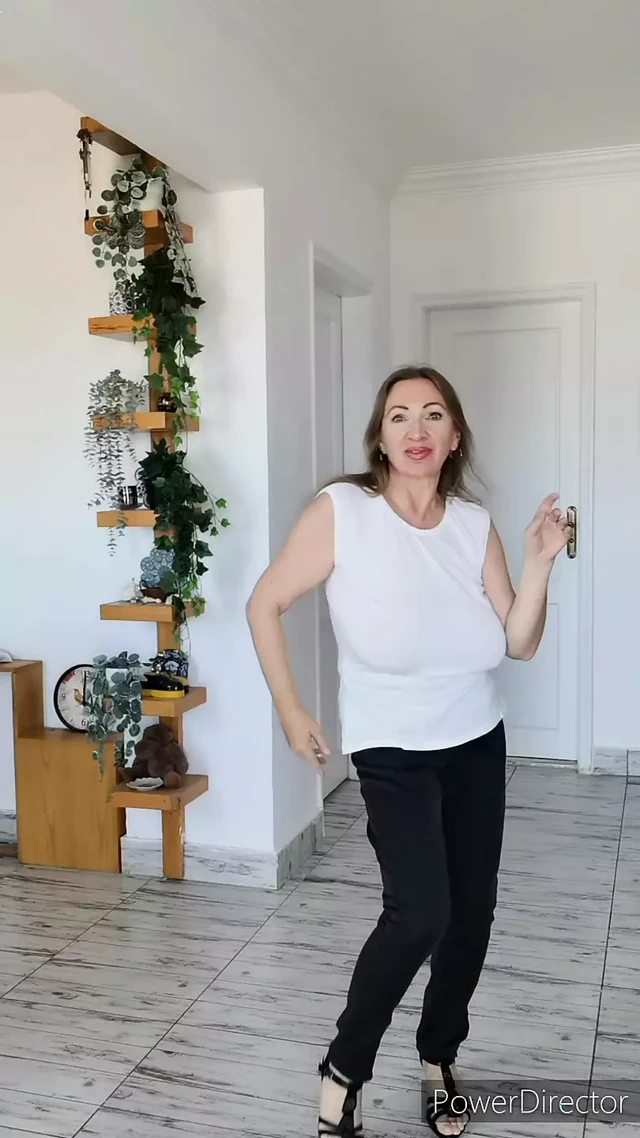 Sütyensiz büyük zıplayan memeler: orta yaşlı seksi kadın dans ediyor ve striptiz yapıyor