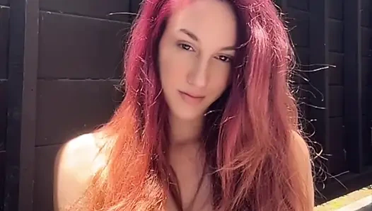 Итальянка Artemisia Love с большими сиськами заставляет ее сочные сиськи подпрыгивать на улице, фетиш с длинными волосами