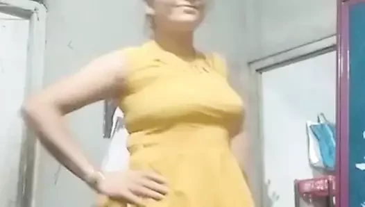 Teyze içinde sıkı bluz ve sutyen ve iç çamaşırı