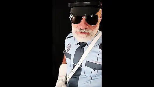 Bir polis cezalandırıyor