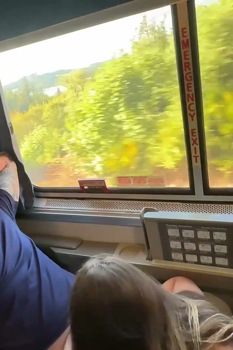 Trende kıllı amcığımda neredeyse büyük yarakla yakalanıyordum! Chloe Kreams, Steve Rickz
