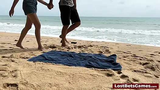 Bu striptiz Tic Tac Toe oyunu yaratıcılığı baştan çıkarma ile harmanlıyor