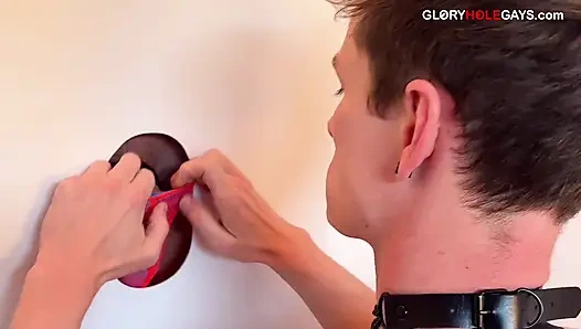 Sansürsüz ve taşaklar derin - spor salonu erkek kardeş sikiş deliğinde slim twink'i prezervatifsiz sikiyor