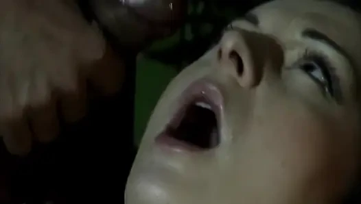 Olgun esmerin götü damlayan rosebud sarkması ile genişliyor