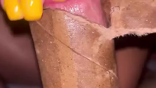 Sulu bir hediyeyi çıkar