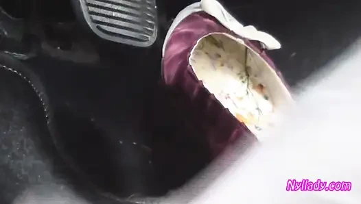 Nyllady düz araba kullanıyor ve hortumlu ayaklarını sandaletle değiştiriyor