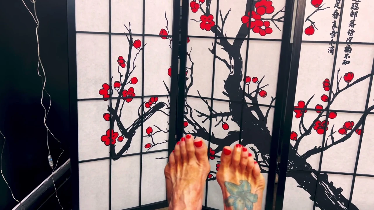 Kandy Gets Her Big Feet Worshipped and Sucked by the Godfather