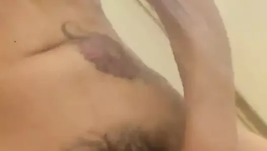 Peluda se masturba