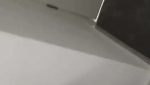 Azgın adam mastürbasyon yapıyor ve ağzına boşalıyor