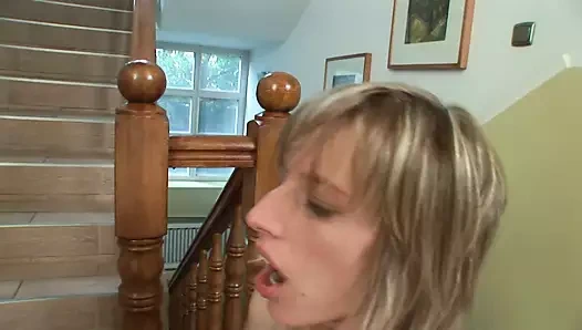 Die Lesben Bianca und Bella lecken wie wild drauf los und schaffen es nicht aus dem Treppenhaus