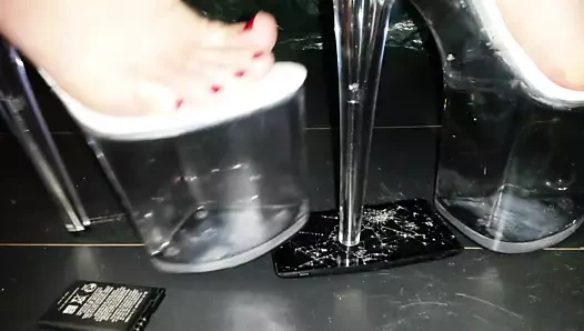 Bayan, cep telefonu nokia'yı aşırı yüksek topuklu ayakkabılarla eziyorum.