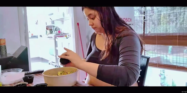 Tombul göbekli sevimli kız aşırı yediriyor