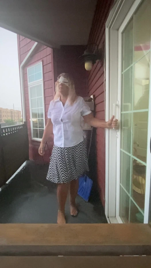 Yağmurda dışarıda kilitli