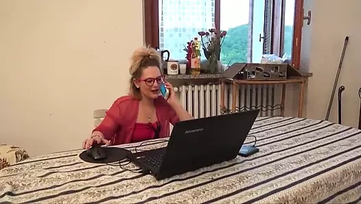 İtalyan sürtük kanepede sikiliyor - sahne arkası