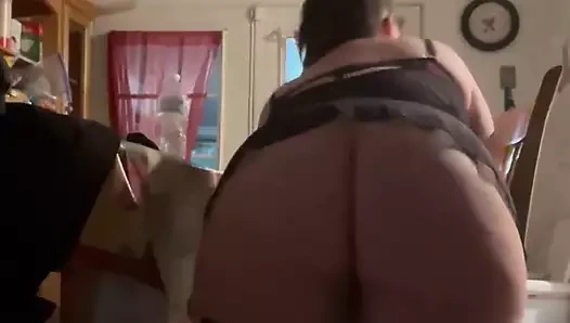 Seksi iri güzel kadın sana iç çamaşırını gösteriyor