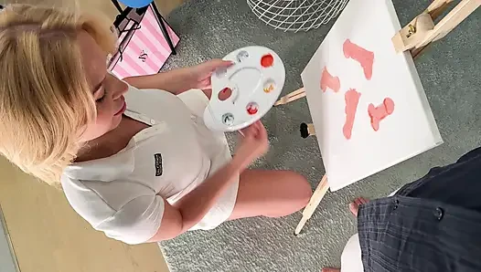 Tamamen doğal büyük memeli büyük götlü ateşli orta yaşlı seksi ressam, modelini boyarken kendi zevki için mastürbasyon yapmak istiyor