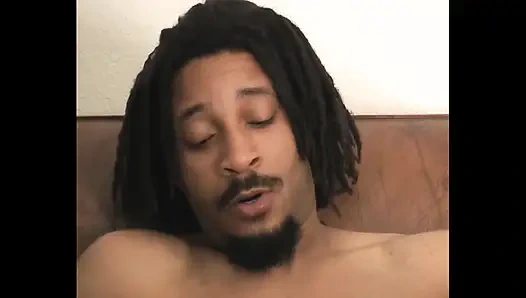 Hailey Young'ın Tatlı Kedisi İçin Dev Bir Siyah Horoz